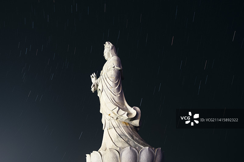 泉州石狮黄金海岸 星轨下的观音菩萨图片素材