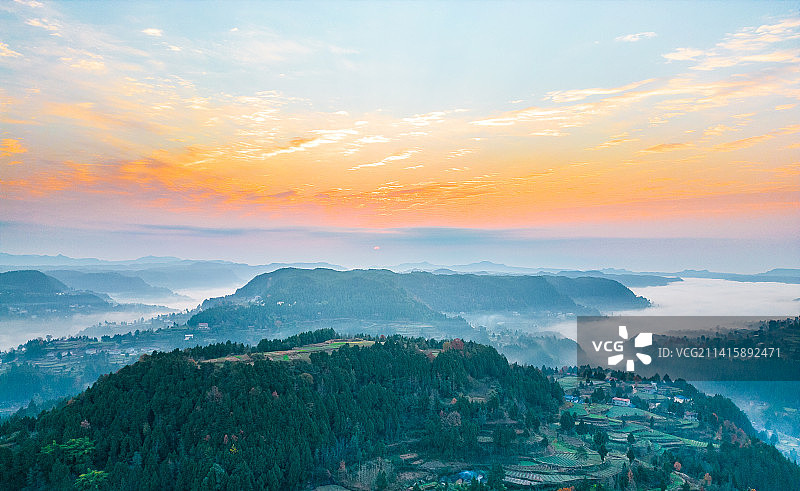 广元苍溪早餐云海与朝霞航拍同框图片素材
