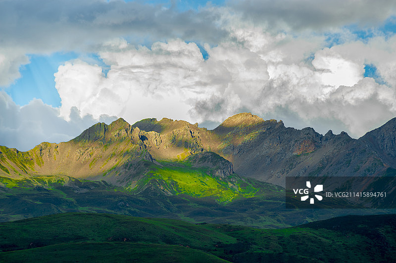 山峰云雾间的图片素材