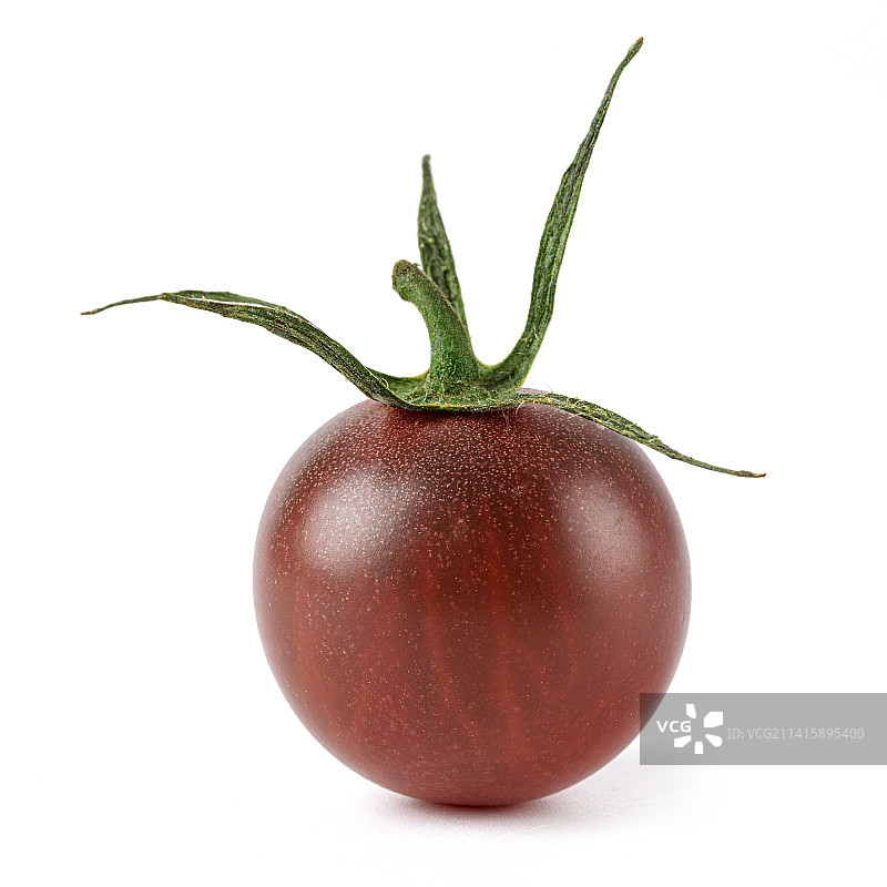 新鲜的黑番茄孤立在白色背景上图片素材