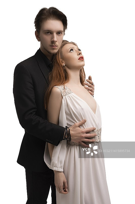 在工作室里拥抱的时尚情侣图片素材