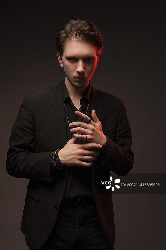 自信的年轻男子，正装，邪魅风格图片素材
