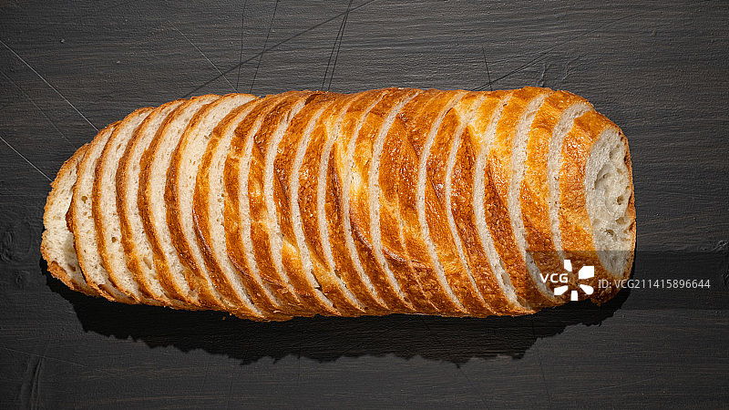 木制砧板上的白面包片俯视图，俄罗斯斯塔夫罗波尔图片素材