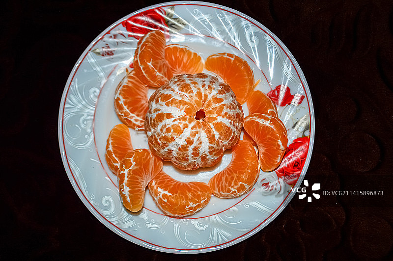 桌子上盘中橙子片的俯视图图片素材
