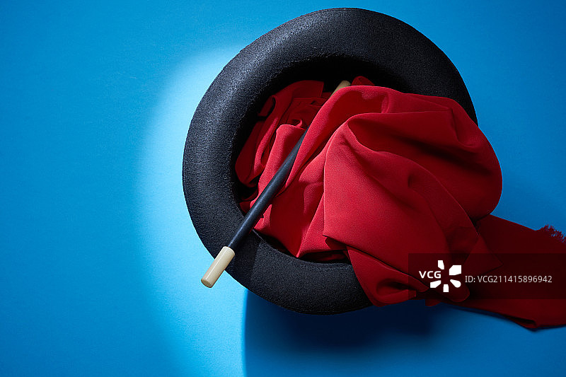 马来西亚高顶礼帽魔杖红色斗篷俯视图图片素材