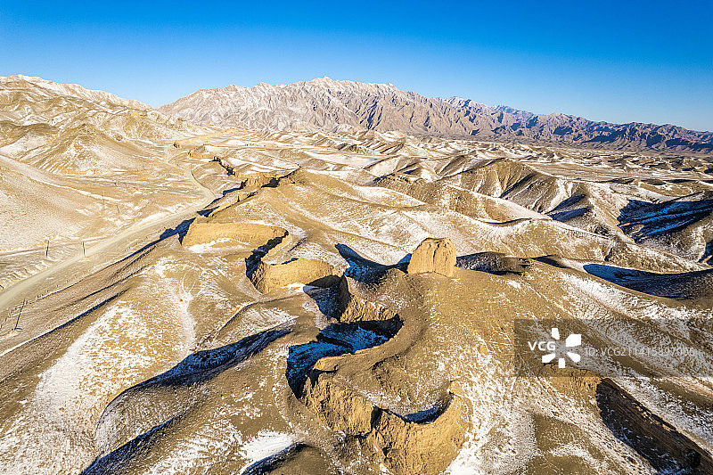 大雪后的宁夏贺兰山下三关口明长城遗址图片素材