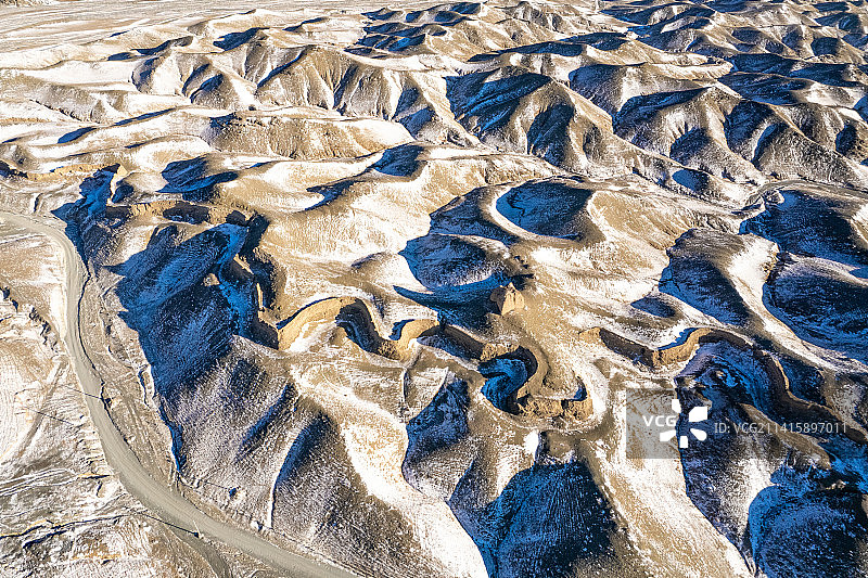 大雪后的宁夏贺兰山下三关口明长城遗址图片素材