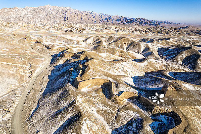 大雪后的宁夏贺兰山下三关口明长城遗址图片素材