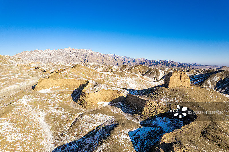 大雪后的宁夏贺兰山下三关口明长城遗址图片素材