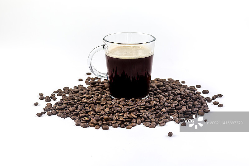 白色背景咖啡豆咖啡杯特写，苏丹图片素材