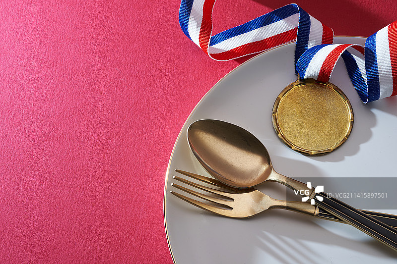 餐盘上的金牌与叉子和勺子，马来西亚图片素材