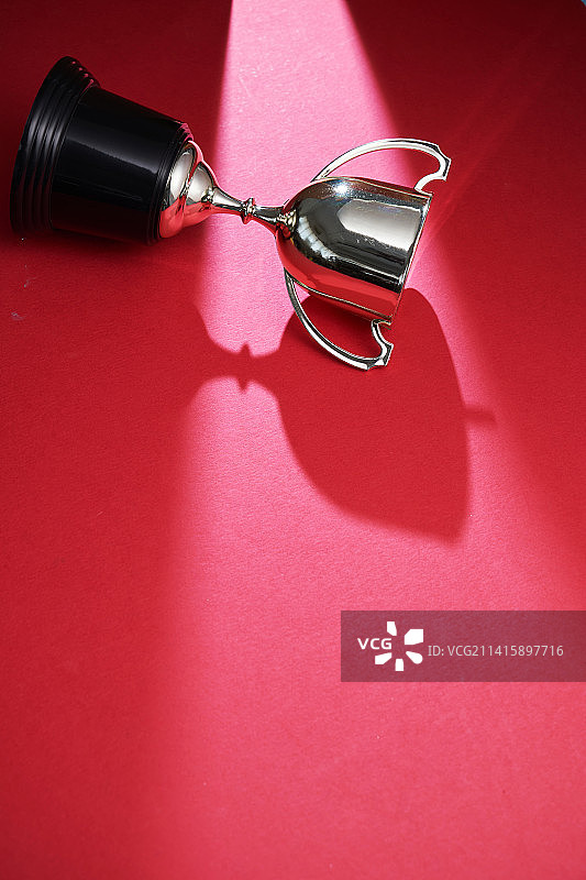 金色奖杯上的光斑（马来西亚）图片素材