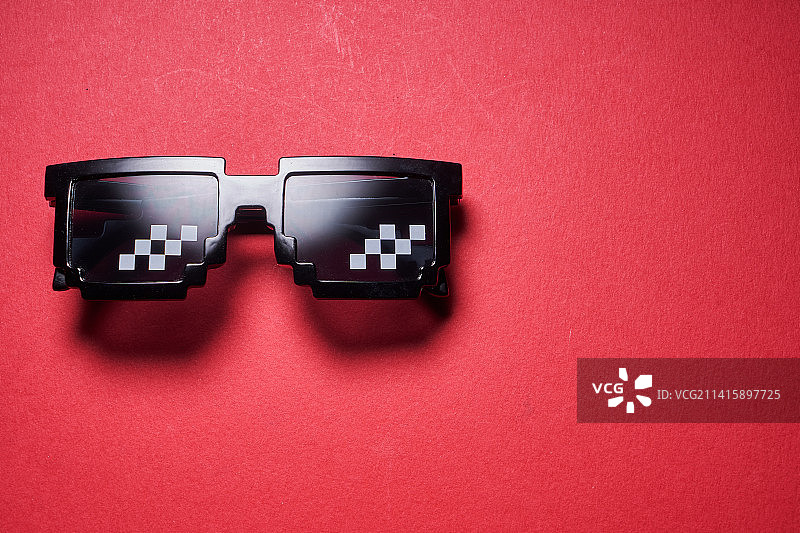 红色背景上有趣的像素化老板太阳镜，马来西亚图片素材