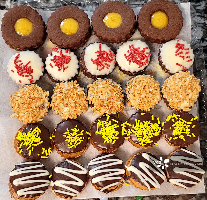 桌子上甜甜圈的俯视照片图片素材