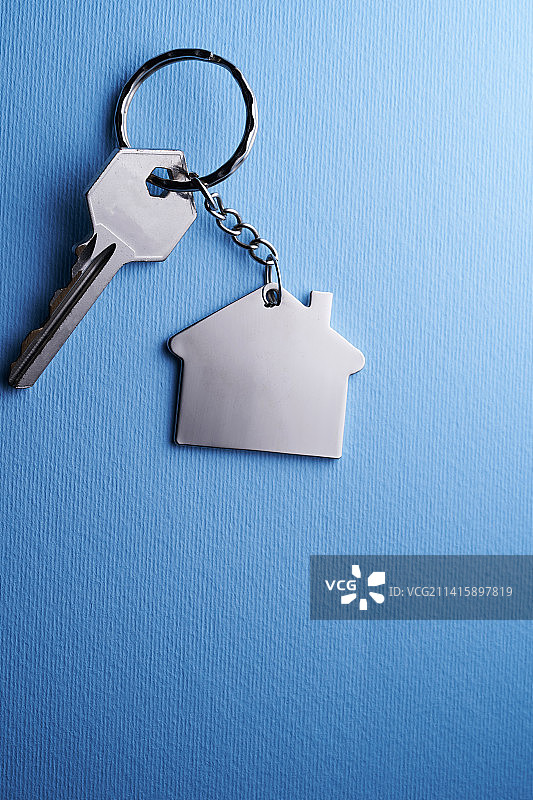 蓝色背景下的房屋形状钥匙圈，马来西亚图片素材