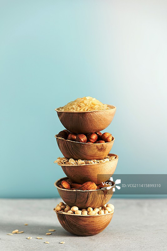 制作各种植物性无乳糖纯素奶的食材图片素材