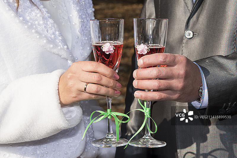 在俄罗斯克拉斯诺达尔边疆区，情侣举杯庆祝图片素材