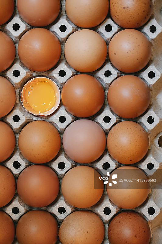 印度尼西亚纸箱里的鸡蛋全画幅镜头图片素材