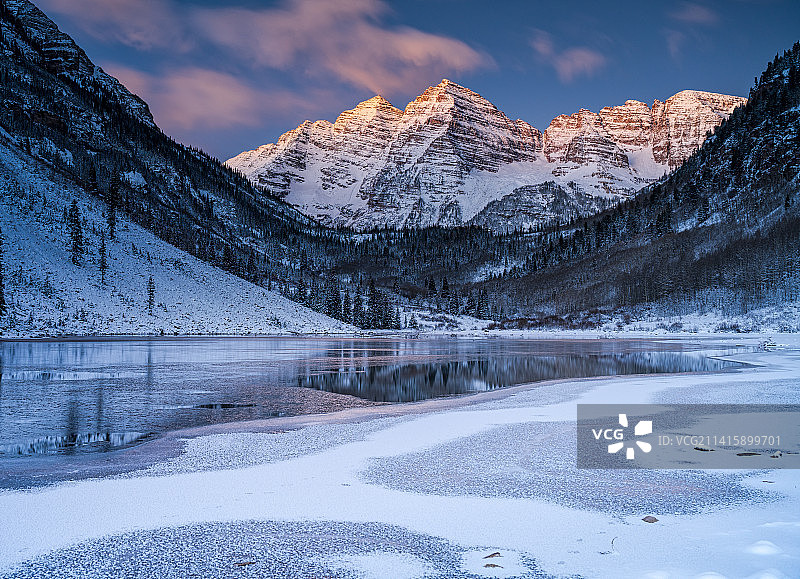 冬季日落时分美国科罗拉多州栗色钟雪山美景图片素材