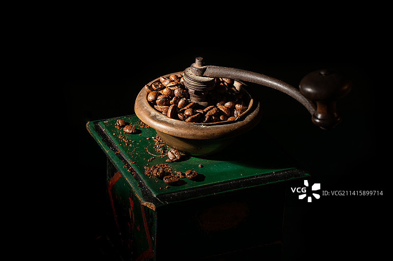 黑色背景下的复古咖啡研磨机（比利时杰特）图片素材