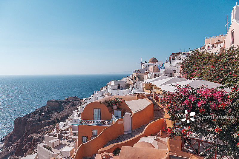 希腊圣托里尼海滨城镇景观高角度视图图片素材