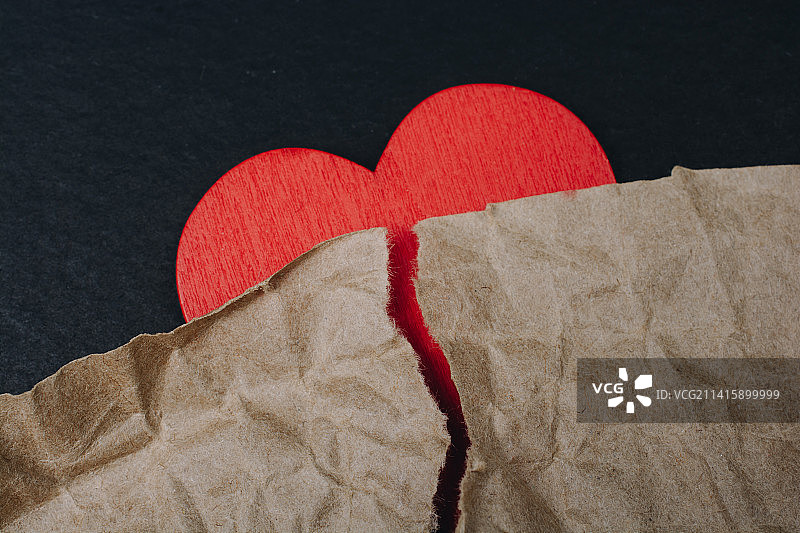 土耳其情人节心形概念的撕裂皱纹纸图片素材