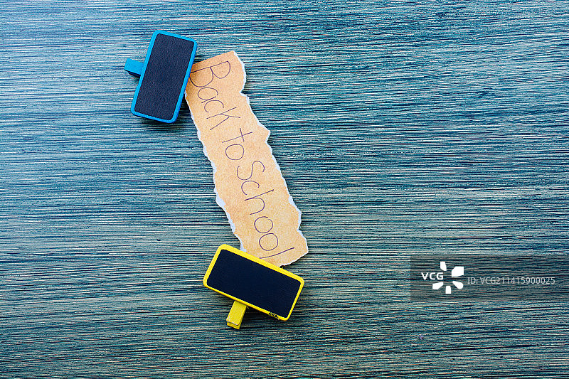 土耳其撕纸上的返校季标语图片素材