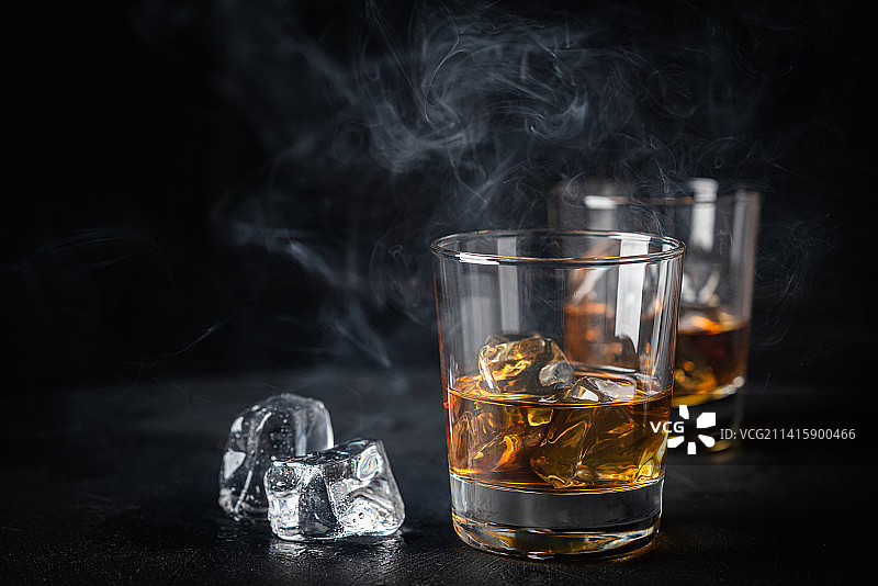 黑色背景下桌子上威士忌酒杯的特写，俄罗斯莫斯科图片素材