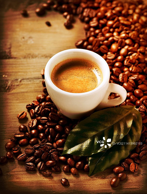 桌子上咖啡杯和咖啡豆的俯视照片图片素材