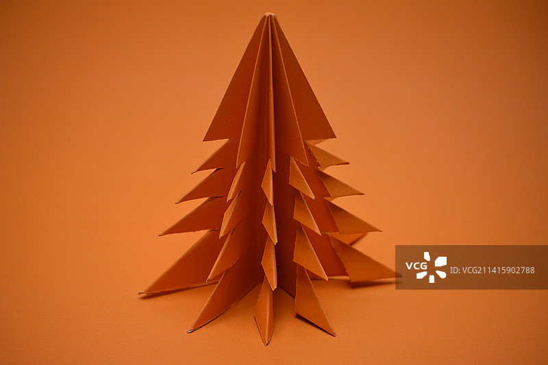 橙色折纸圣诞树，橙色背景，印度图片素材