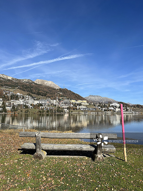 瑞士圣莫里茨的湖泊与蓝天美景图片素材
