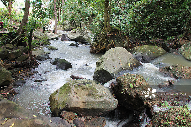 印度尼西亚南苏门答腊森林岩石溪流的风景图片素材
