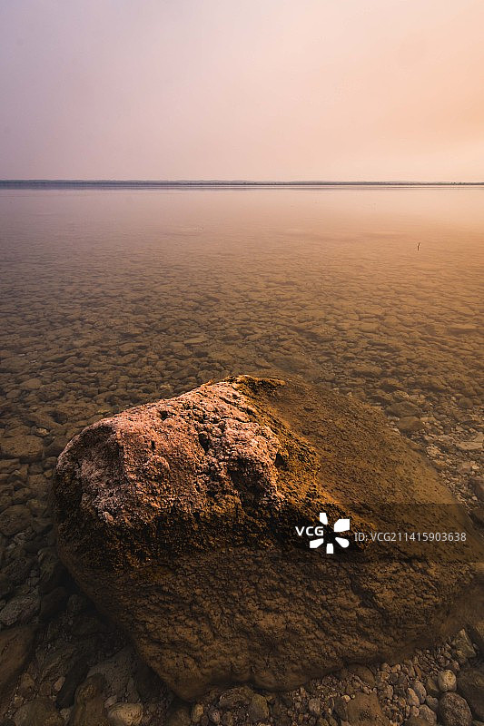 日落时分危地马拉拉哥彼得伊察湖的迷人景色图片素材