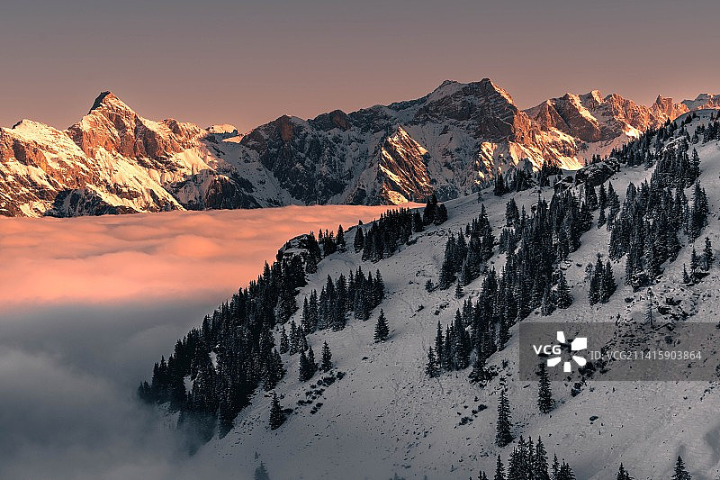 奥地利滨湖采尔上空的雪山日落美景图片素材