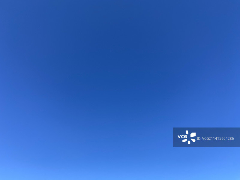 仰视视角：印度尼西亚东爪哇的蓝天图片素材