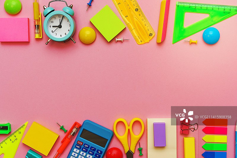 粉红色背景文具上的学校创意工具用品，罗马尼亚阿拉德图片素材
