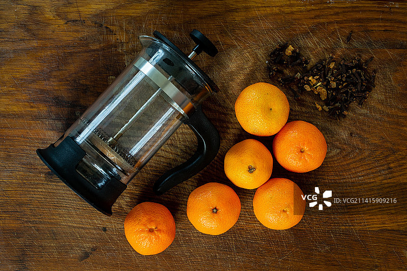美味法式压滤茶搭配乡村木桌上的橙子图片素材