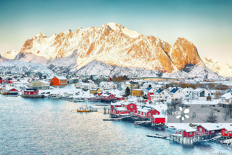 美国 Reine 镇的傍晚城市风光图片素材