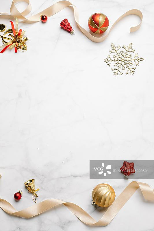 桌子上的圣诞装饰品的高角度视图图片素材