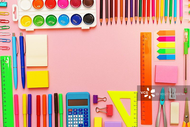 学校文具，在罗马尼亚阿拉德粉红色背景上的彩色油漆铅笔和钢笔图片素材
