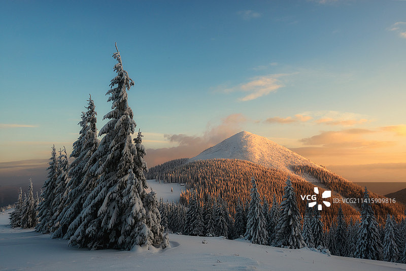美国白雪皑皑的冬季景象图片素材