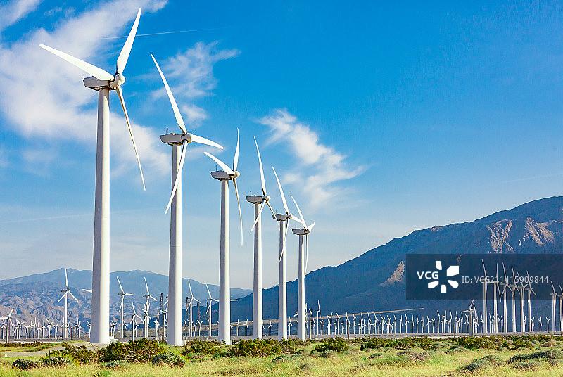 美国加利福尼亚沙漠中壮丽的风力涡轮机农场图片素材