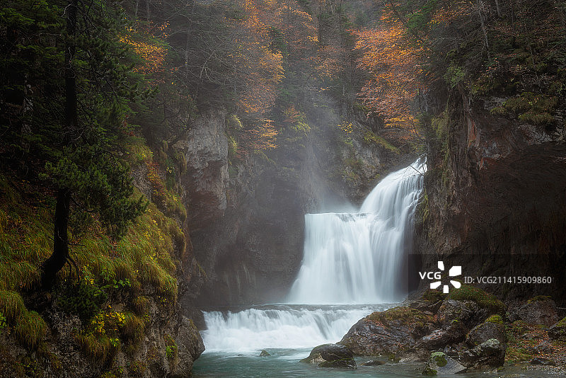 西班牙韦斯卡奥尔德萨和佩迪多山国家公园瀑布风景图片素材