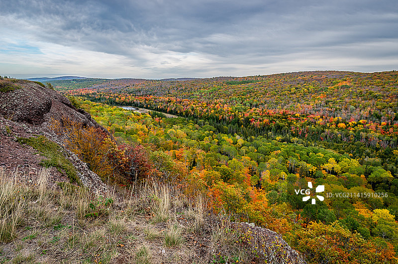 美国密歇根州铜港秋季天空下的美丽景色图片素材