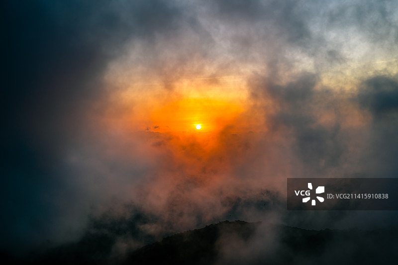 日落时分的低角度天空，中国香港图片素材