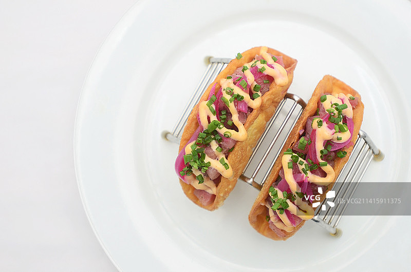 委内瑞拉卡拉沃沃州瓦伦西亚白色背景餐盘中食物俯视图图片素材