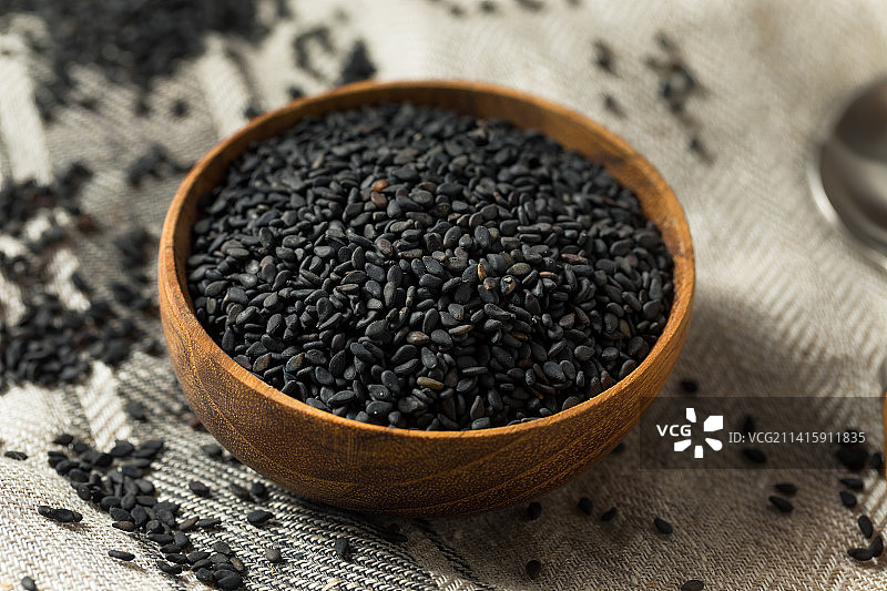 美国，桌上木勺中的黑芝麻特写图片素材