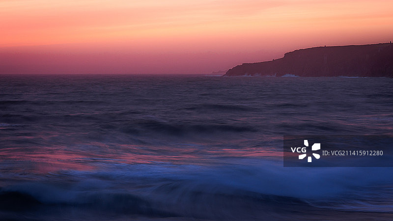日落时分英国康沃尔的海景图片素材