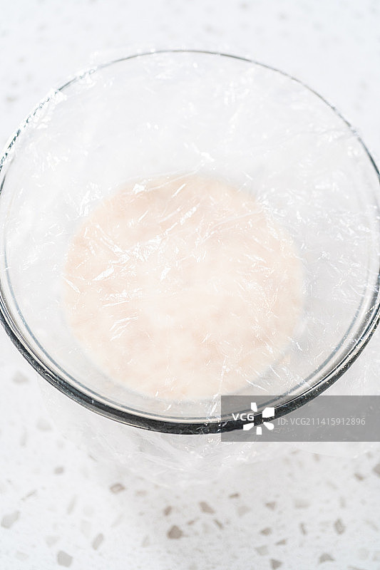 俯视角度拍摄的玻璃杯饮品图片素材