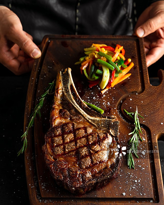 男子用托盘端着食物图片素材